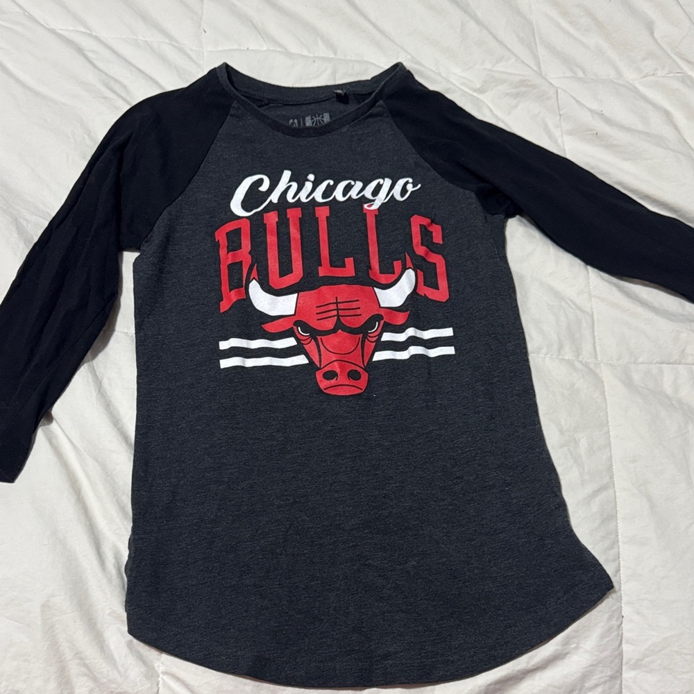 NBA Chicago Bulls Raglan Tee in Black, Charcoal & Red